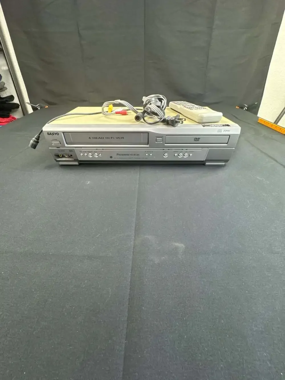 Sanyo DVW-7200 DVD Player & Video Cassette Recorder Combo with Remote